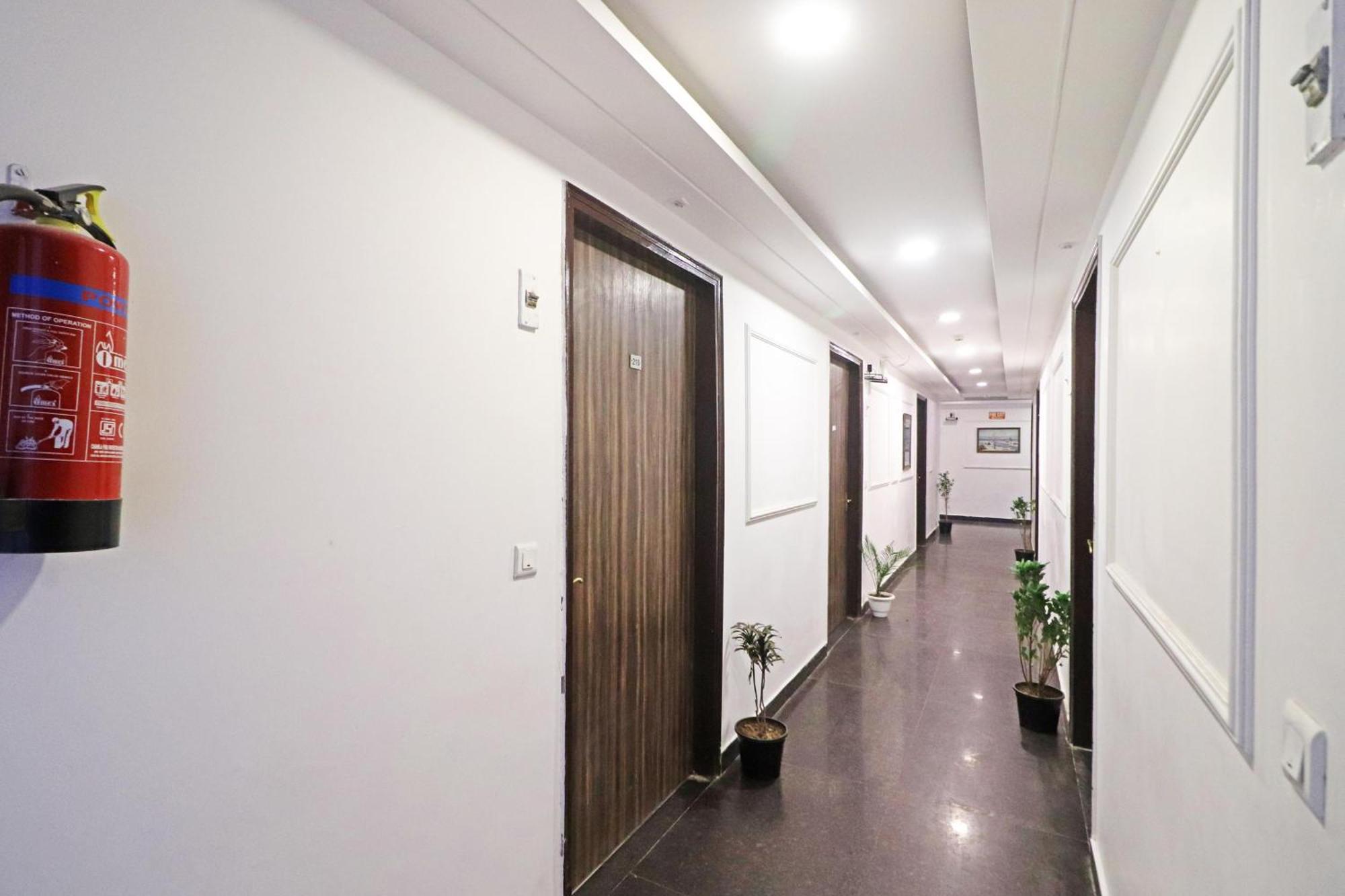 Hotel Mayda Prime Near Delhi Airport Нью-Дели Экстерьер фото