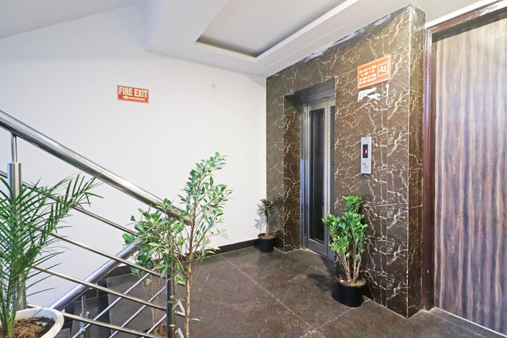 Hotel Mayda Prime Near Delhi Airport Нью-Дели Экстерьер фото